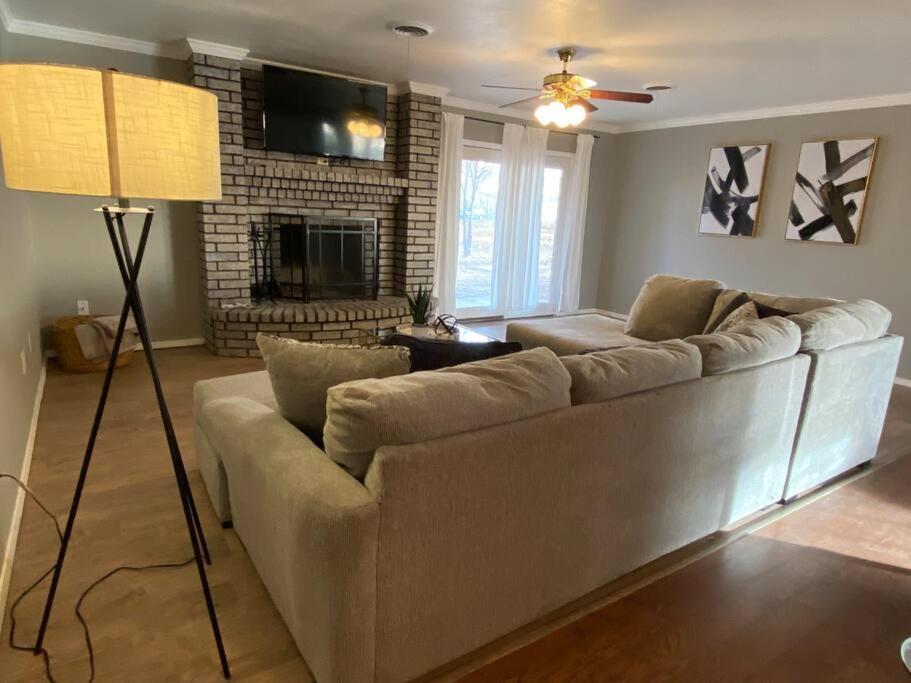Large Modern Family Home! Soncy Bagian luar foto